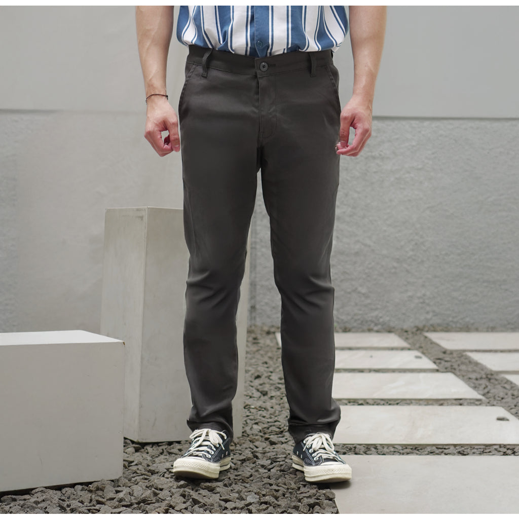 Matsuda Celana Panjang Chino Pria Saka Dark Grey